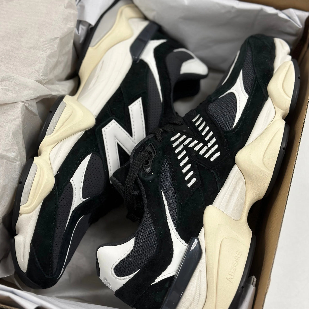 NB9060 Black White